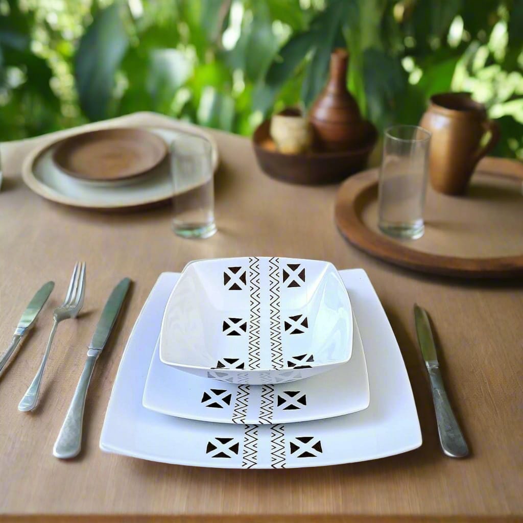 Coffret d'assiettes carrées en porcelaine fine Française fabriquées à la demande avec motif bande ethnique d'Afrique "#kente ou Kita du Ghana et Togo, présenté dans un coffret de 6 assiettes.