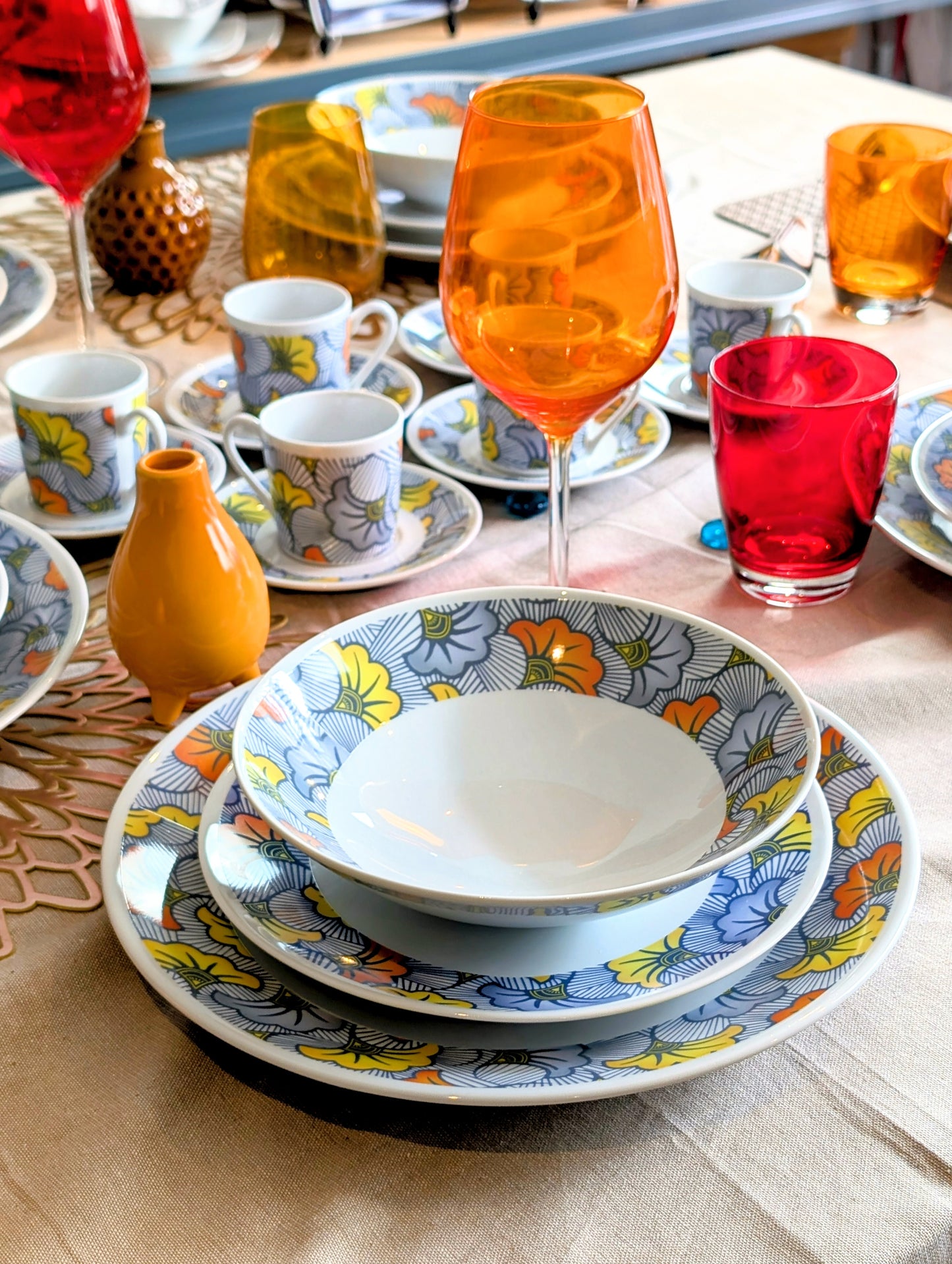 Set of 6 French fine porcelain plates made to order with a large "Wedding Flowers" ring motif
