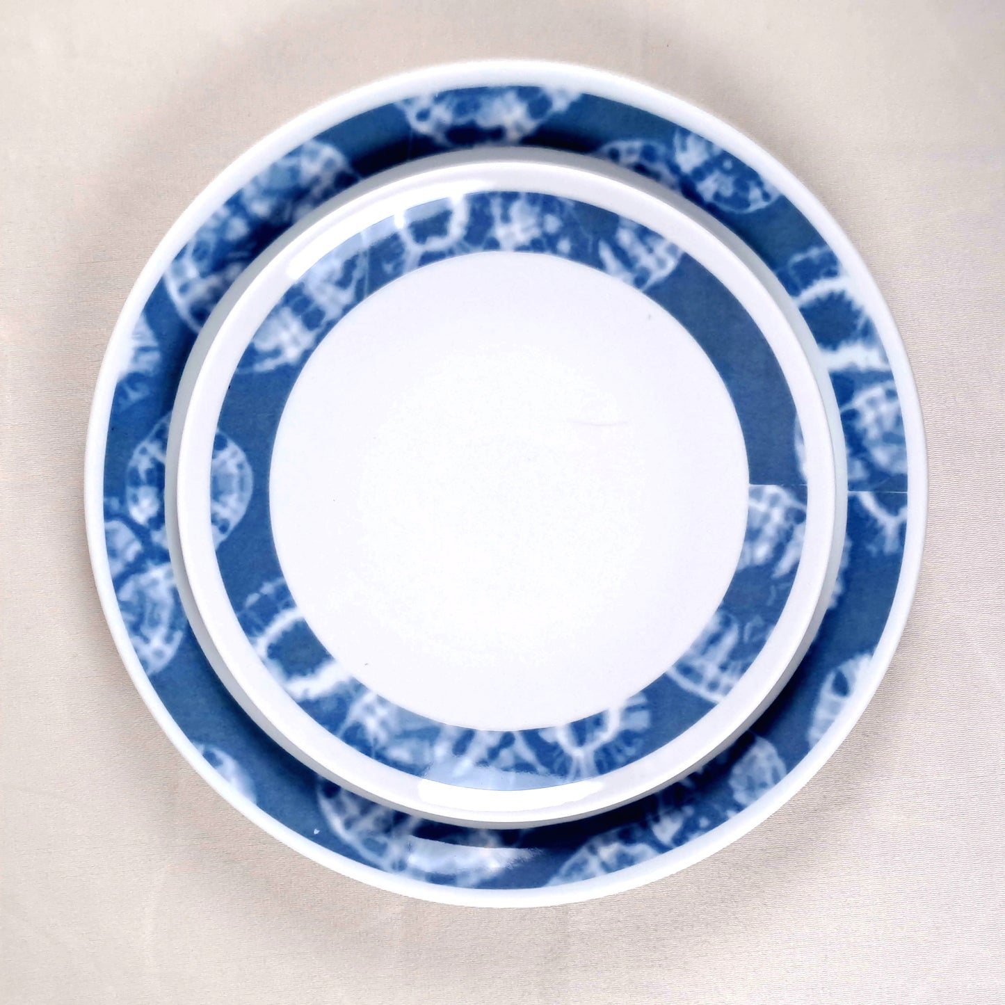 Coffret d'assiettes rondes en porcelaine fine Française fabriquées à la demande avec motif anneaux larges ethnique d'Afrique "Indigo" bleu dans coffret de 6 assiettes