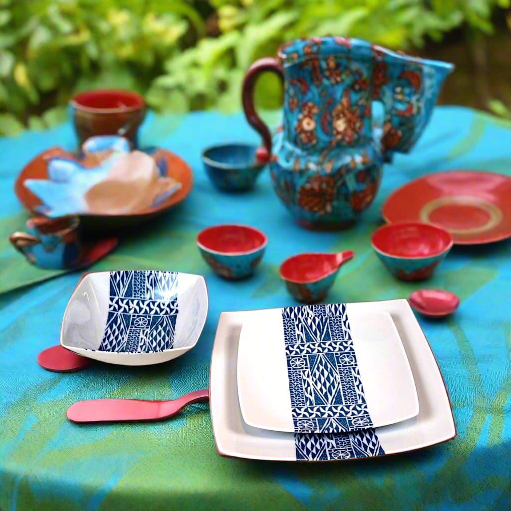 Coffret d'assiettes carrées en porcelaine fine Française fabriquées à la demande avec motif bande ethnique d'Afrique "Ndop" bleu du Cameroun, présenté dans un coffret de 6 assiettes.