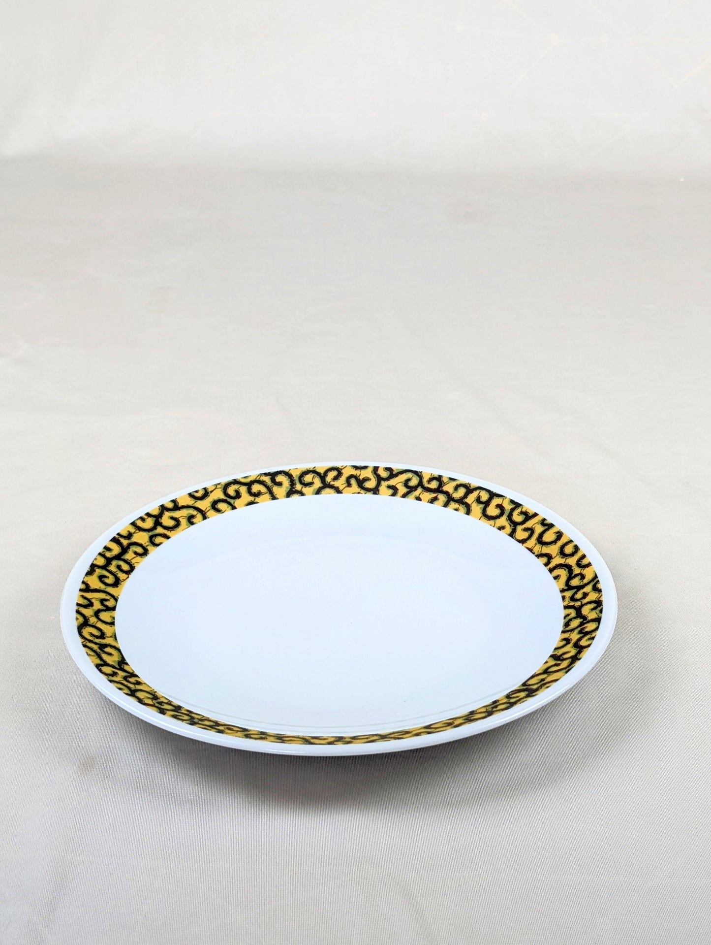 Coffret d'assiettes rondes en porcelaine fine Française fabriquées à la demande avec motif anneaux fins WAX d'afrique "Macaroni ou Conseiller" jaune dans coffret de 6 assiettes.