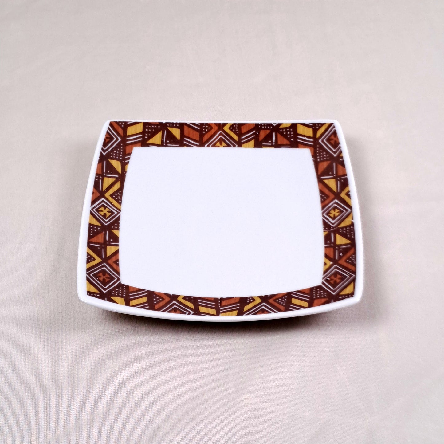 Coffret d'assiettes carrées en porcelaine fine Française fabriquées à la demande avec  motif anneau Ethnique d'Afrique "Bogolan Rhinoceros" dans coffret de 6