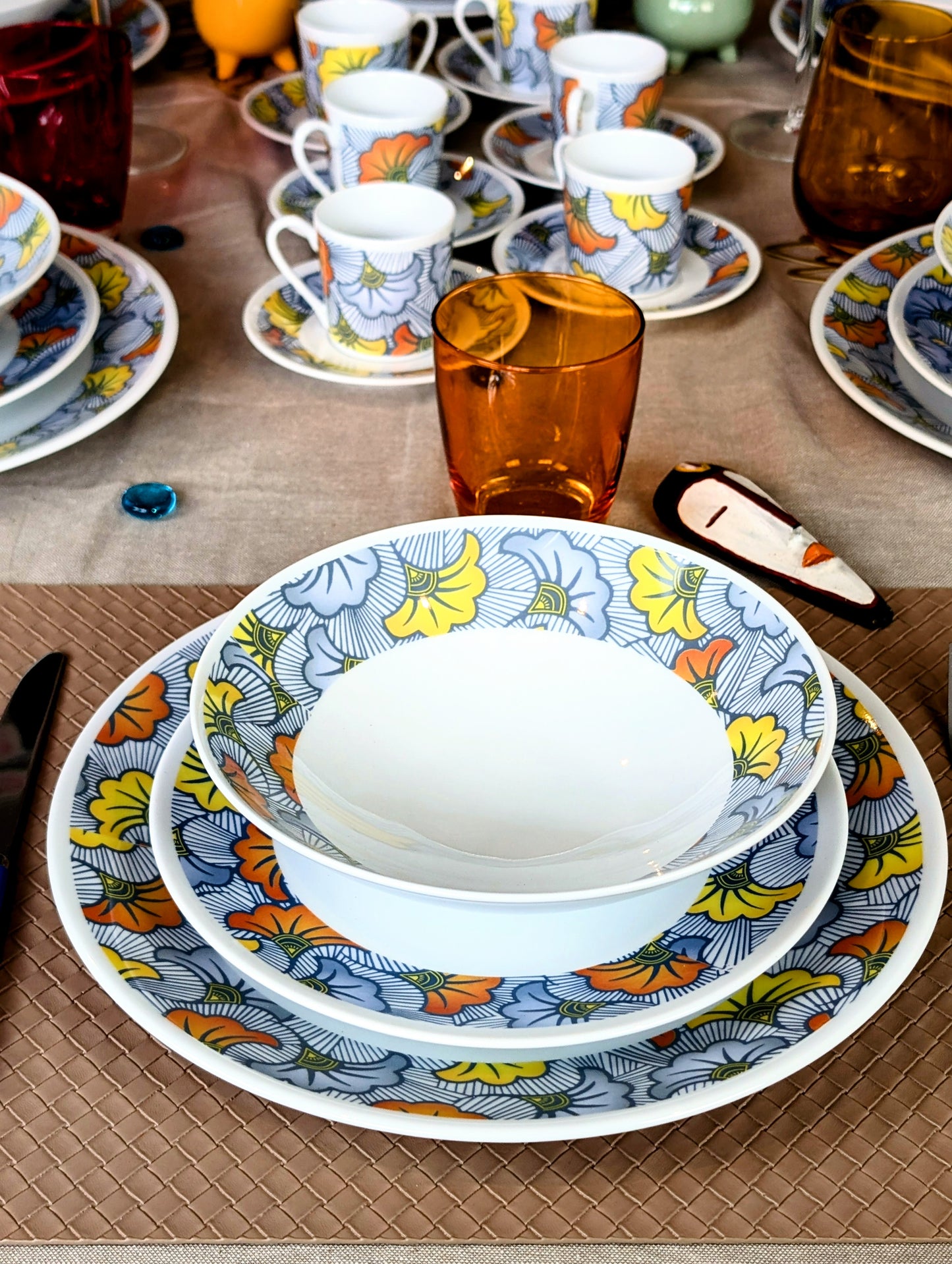 Set of 6 French fine porcelain plates made to order with a large "Wedding Flowers" ring motif