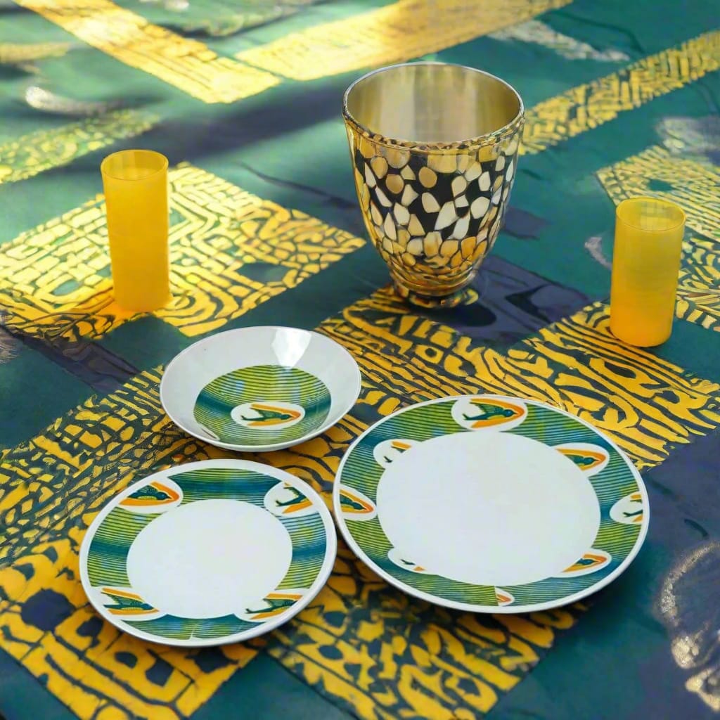 Assiettes en porcelaine fine – Motif africain WAX 'Hirondelles' – Fabrication française personnalisée