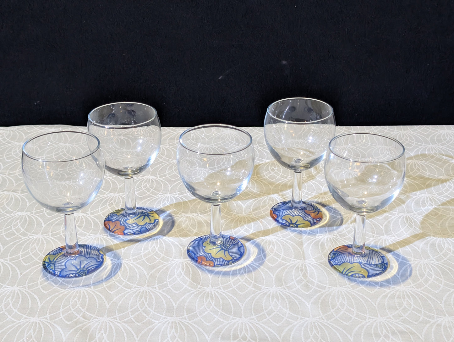 Verre à vin avec disque sous pied au motif WAX "Fleurs de Mariage"