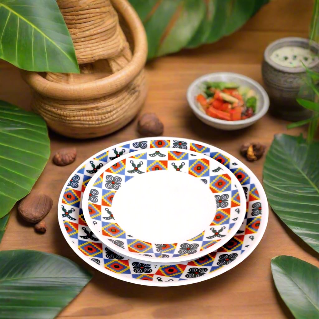 Coffret d'assiettes rondes en porcelaine fine Française fabriquées à la demande avec motif anneaux larges traditions d'afrique "Adinkra" du Ghana et de Côtes d'Ivoire dans coffret de 6 assiettes.