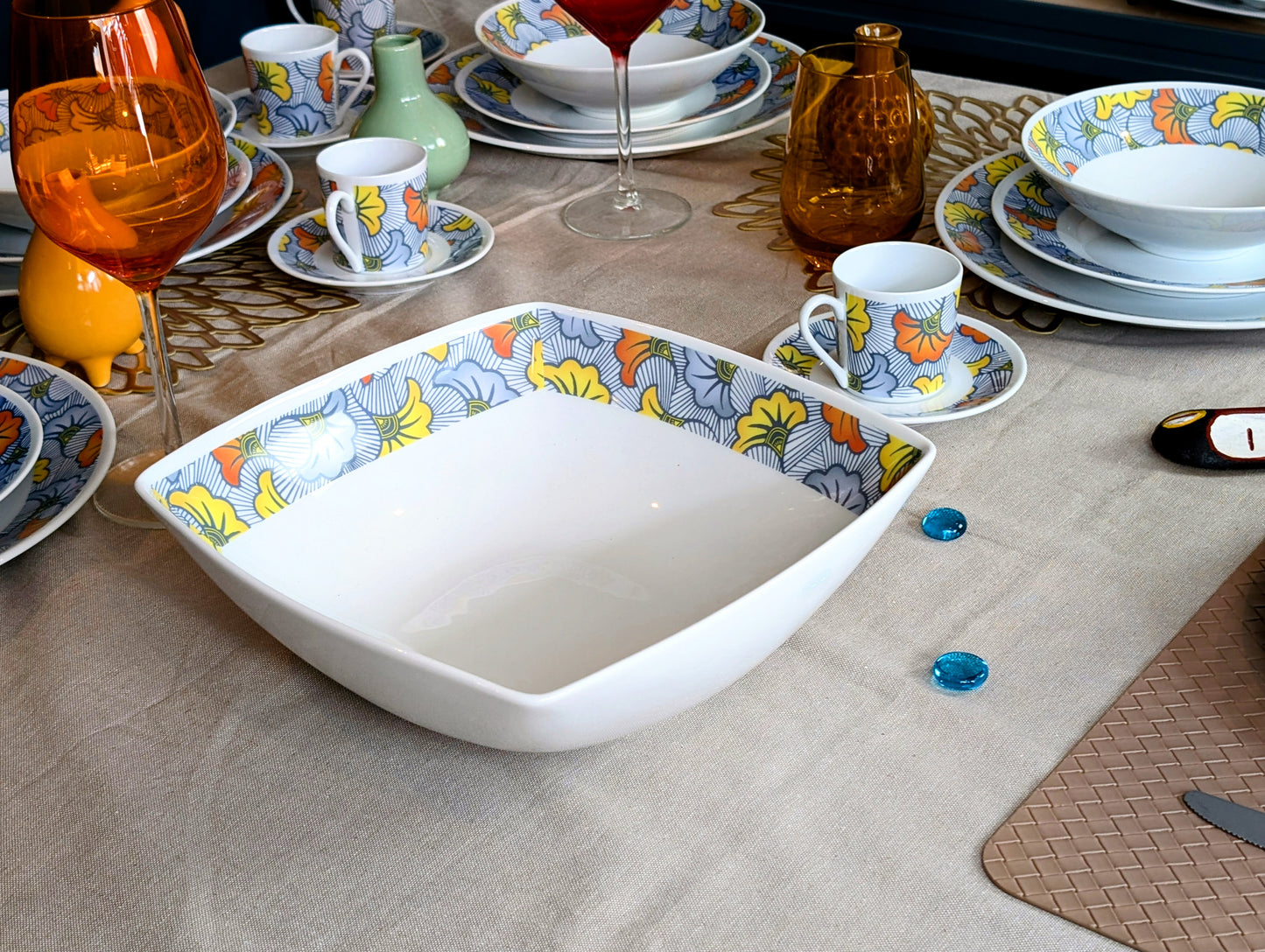 Saladier en porcelaine Française motif anneaux wax d'Afrique "Fleurs de Mariage" dans coffret