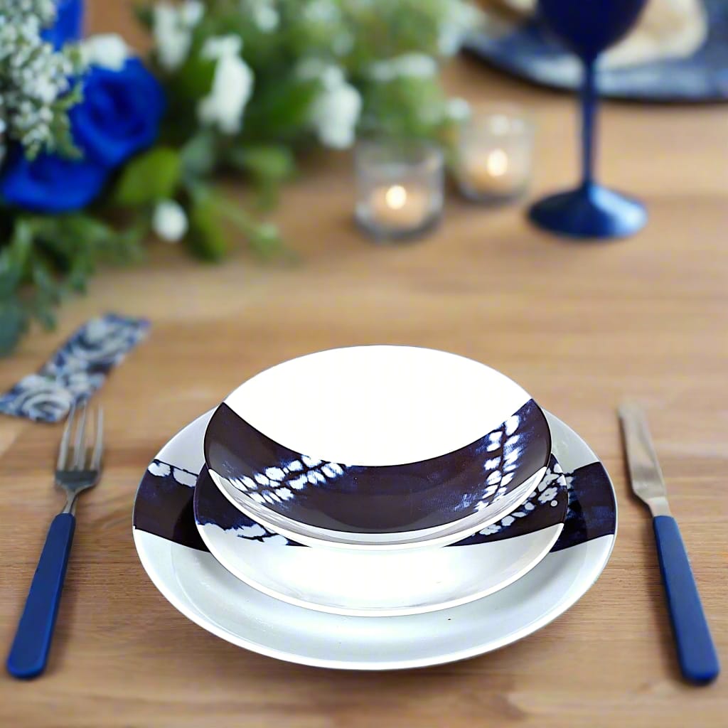Coffret d'assiettes rondes en porcelaine fine Française fabriquées à la demande avec motif bande larges ethnique d'Afrique "Indigo intense" bleu dans coffret de 6 assiettes