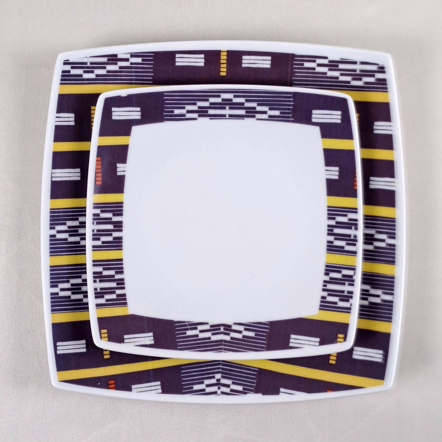 Coffret d'assiettes carrées en porcelaine fine Française fabriquées à la demande avec motif bande Ethnique d'Afrique "Baoulé" de Côte d'Ivoire dans coffret de 6 assiettes