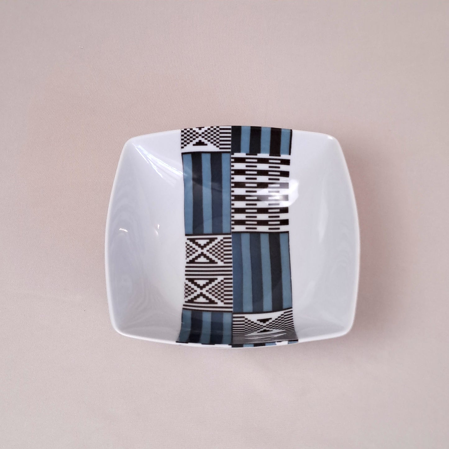 Coffret de 6 pièces carrées avec motif bande ethnique "Kounta" ou "Kanta" bleu du Niger, présenté dans un coffret.
