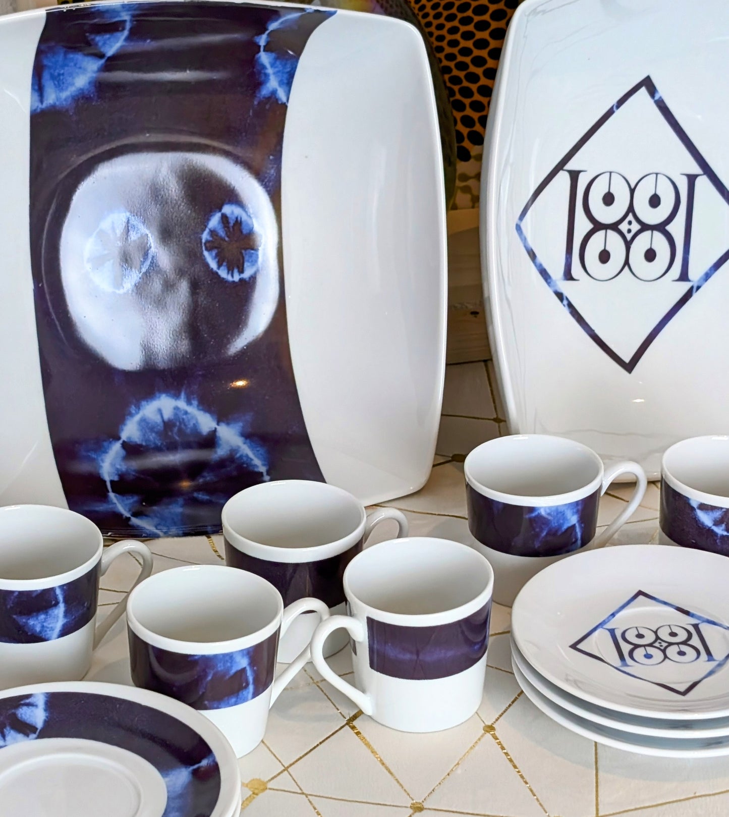 Tasse à Café en porcelaine fine Française fabriquée à la demande avec soucoupe motif ethnique africain  "indigo" bleu