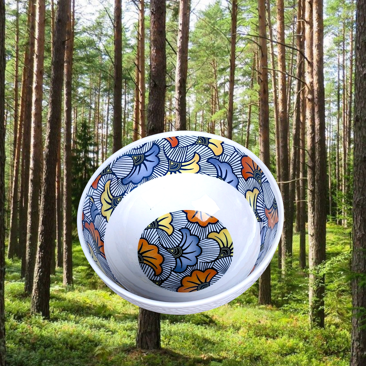 Coffret petit déjeuner en porcelaine fine française, orné d’un motif WAX "Fleurs de Mariage", composé d'une assiette creuse, d'une tasse à  café et d'un MUG, présentés dans une boîte prestige.
