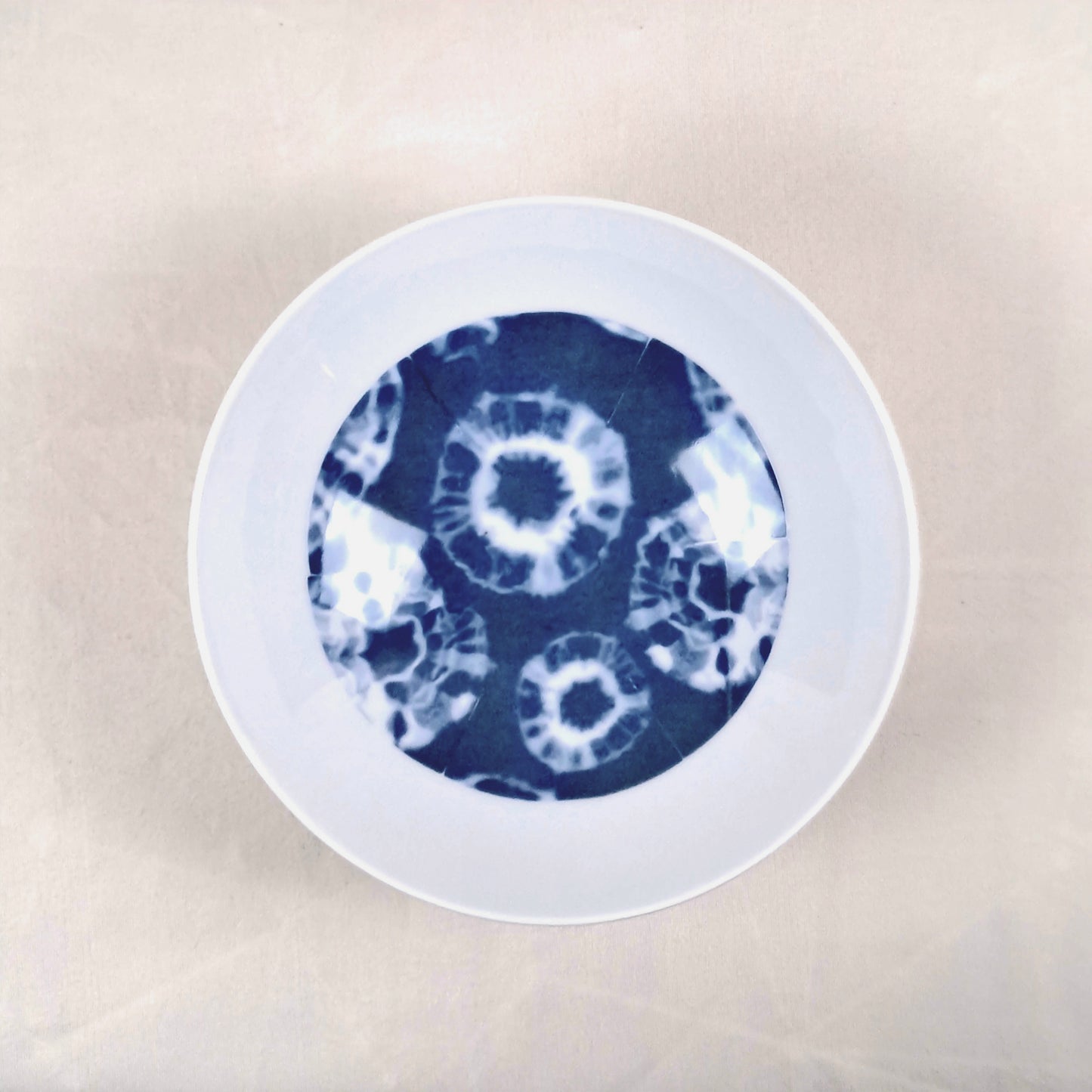 Coffret d'assiettes rondes en porcelaine fine Française fabriquées à la demande avec motif anneaux larges ethnique d'Afrique "Indigo" bleu dans coffret de 6 assiettes
