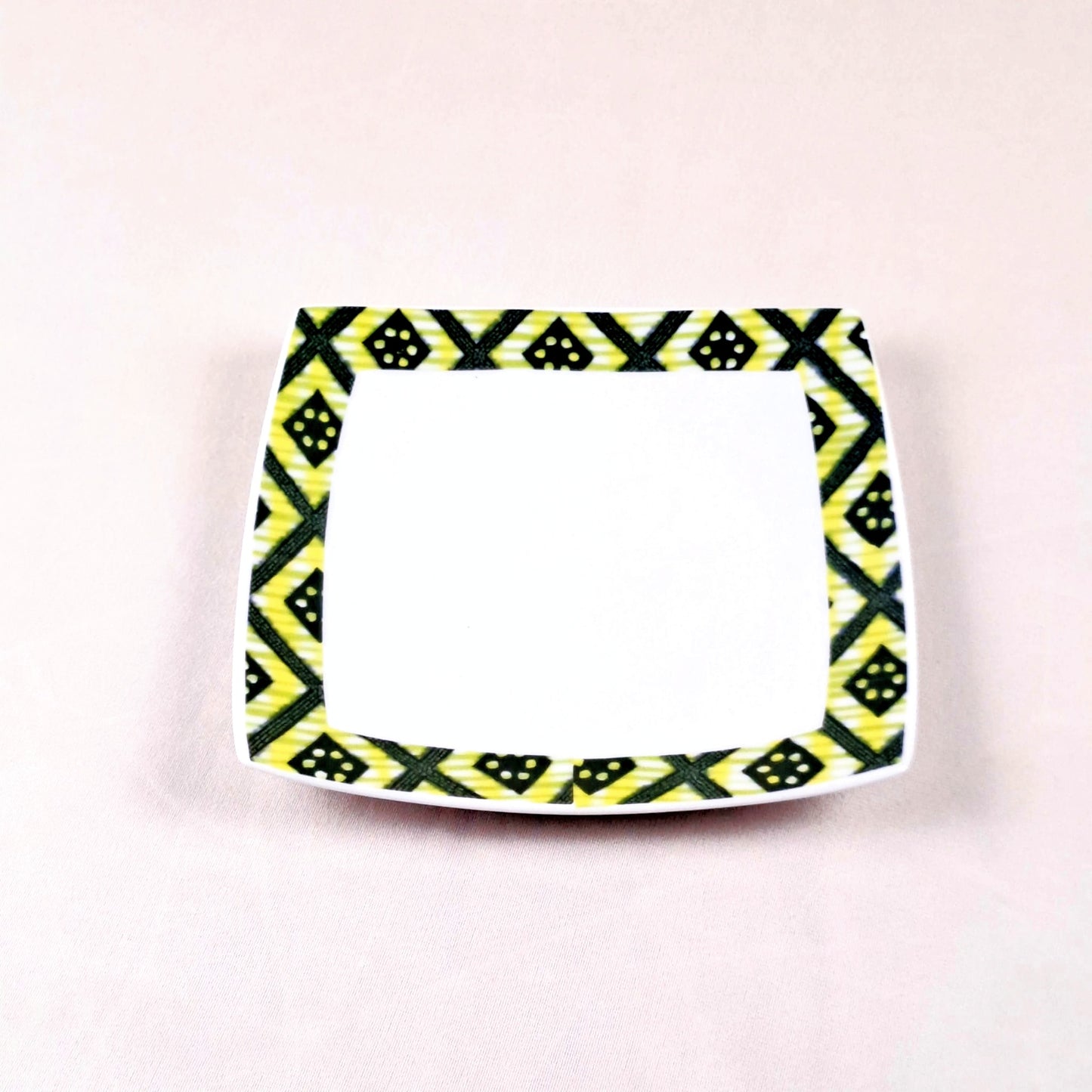 Coffret d'assiettes carrées en porcelaine fine Française fabriquées à la demande avec motif bande yoruba d'Afrique "Ibukunoluwa"   dans coffret cadeau de 6 assiettes.