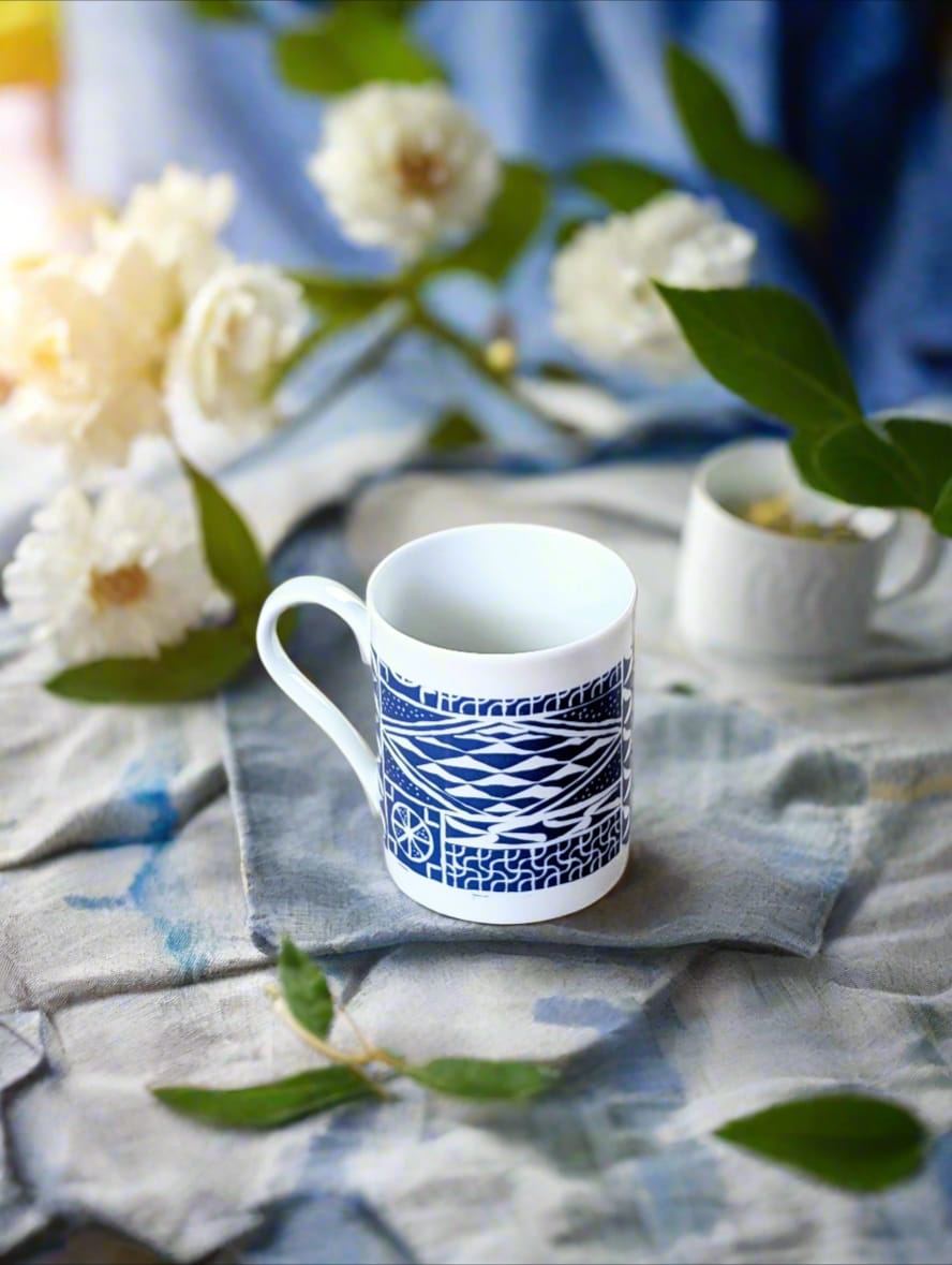 Mug en porcelaine fine Française fabriqué à la demande, motif d'Afrique, camerounais extérieur bleu "Ndop"