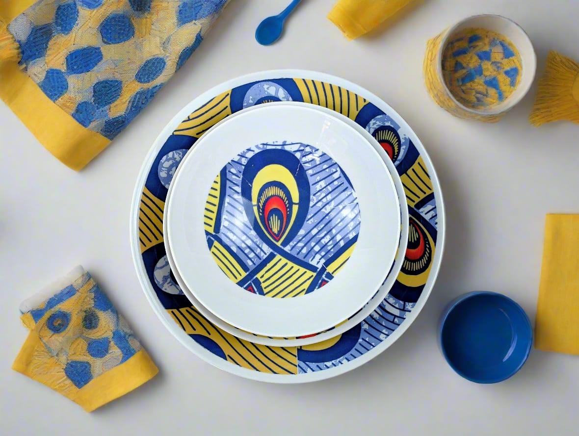 Coffret d'assiettes rondes en porcelaine fine Française fabriquées à la demande avec motif anneaux larges WAX d'afrique "Nos destins entrelacés" dans coffret de 6 assiettes.
