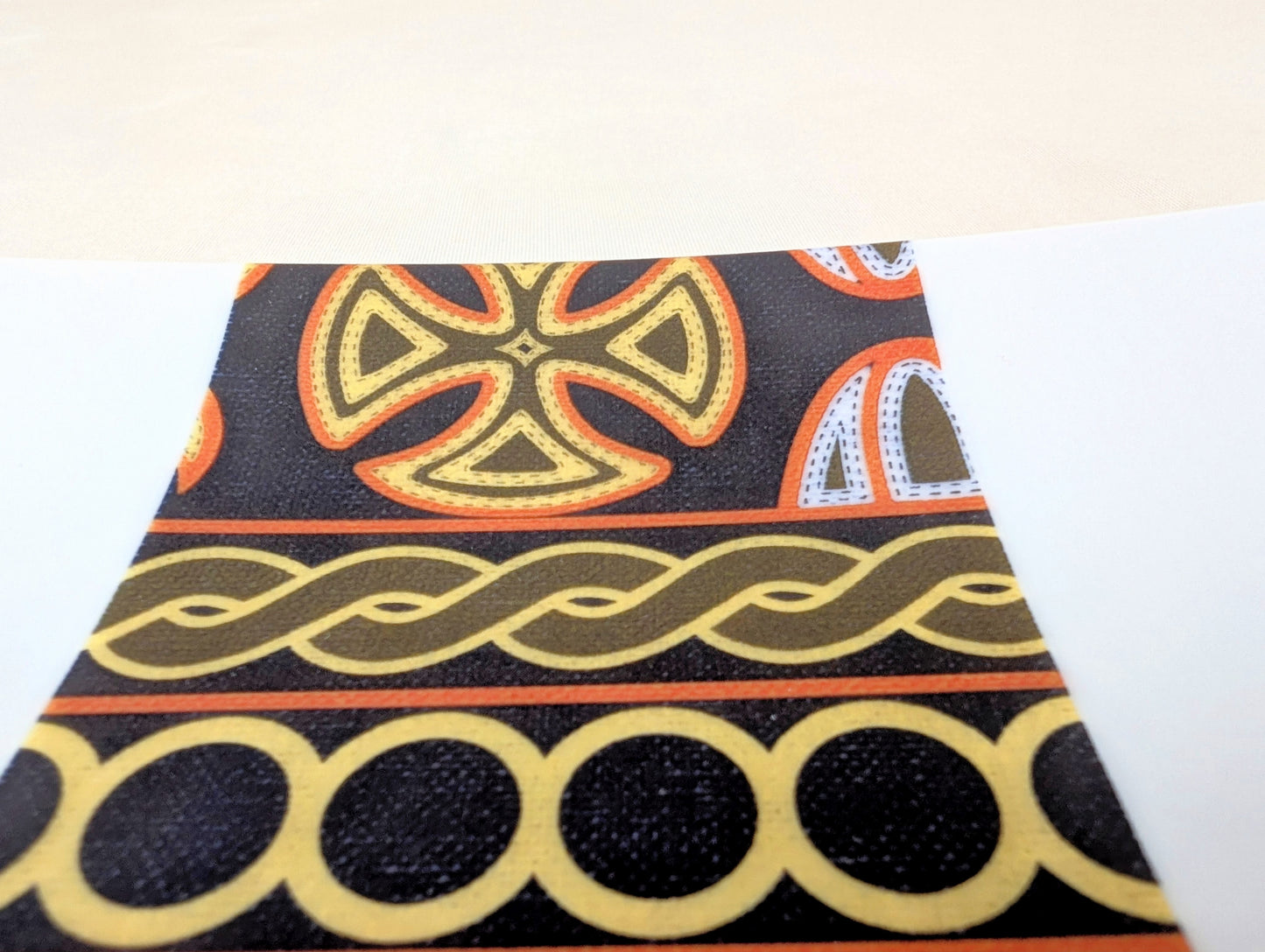 Coffret d'assiettes carrées en porcelaine fine Française fabriquées à la demande avec motif bande ethnique d'Afrique "Ndop" noir du Cameroun, présenté dans un coffret de 6 assiettes.