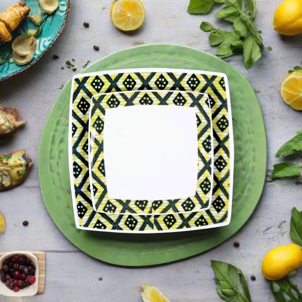 Coffret d'assiettes carrées en porcelaine fine Française fabriquées à la demande avec motif bande yoruba d'Afrique "Ibukunoluwa"   dans coffret cadeau de 6 assiettes.