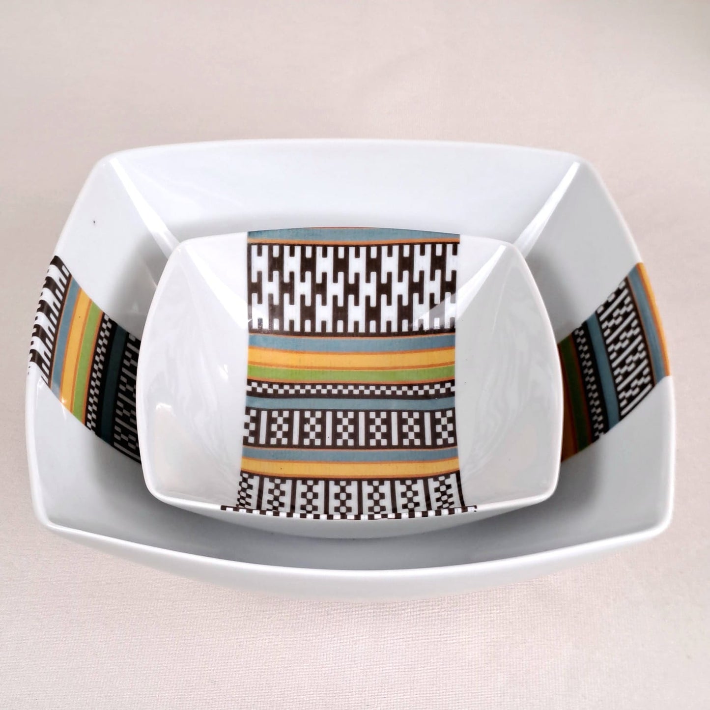 Saladier en porcelaine fine Française fabriquées à la demande motif bande Ethnique d'Afrique "Kanta" du Niger dans coffret