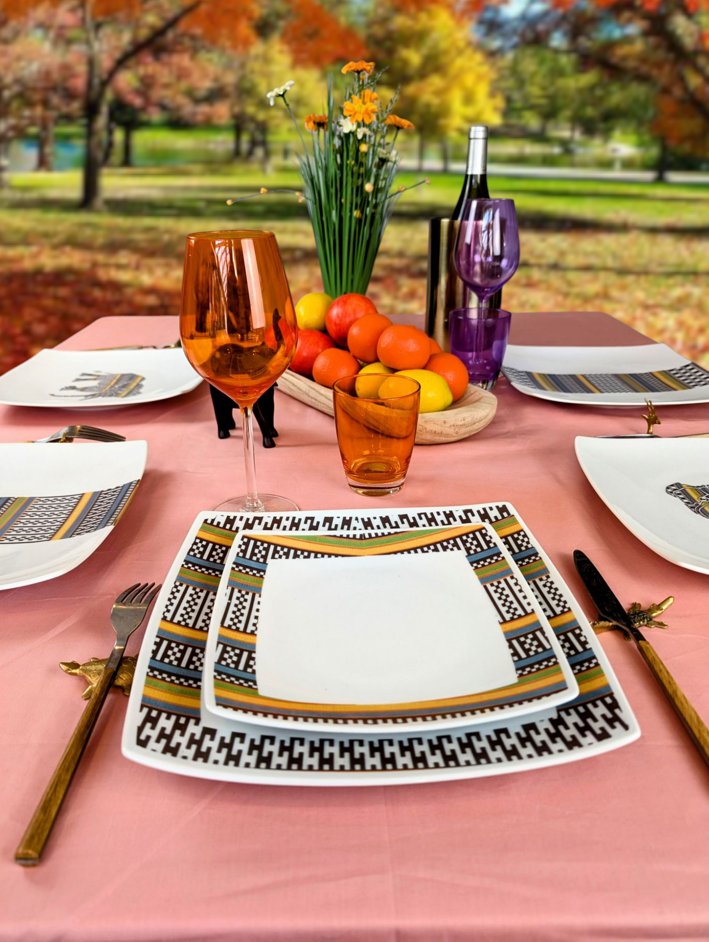 Coffret d'assiettes carrées en porcelaine fine Française fabriquées à la demande avec motif anneau ethnique d'Afrique éléphant "Kounta" ou "Kanta" du Niger, présenté dans un coffret de 6 assiettes