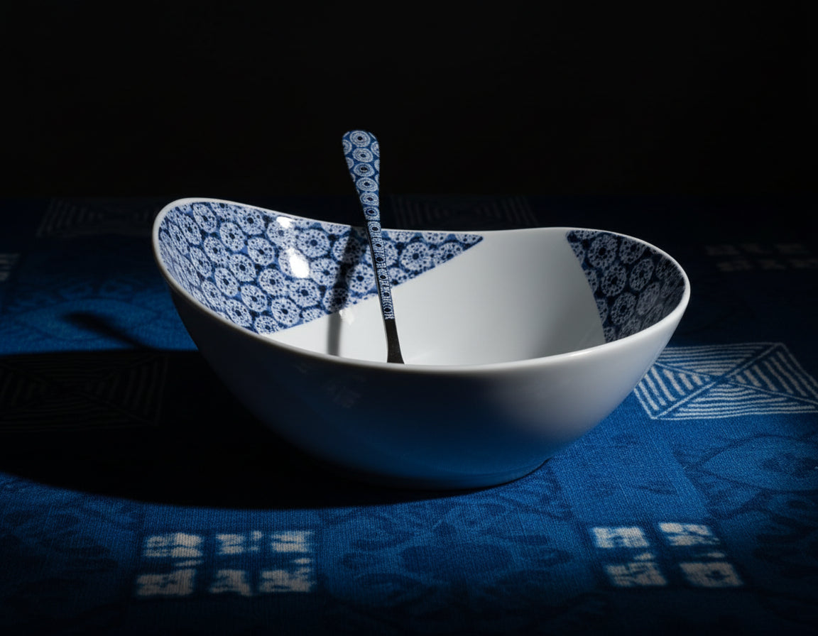 Mug en porcelaine fine Française grenaillé à l'extérieur, motif  d'Afrique "petits soleils indigo" bleu à l'intérieur