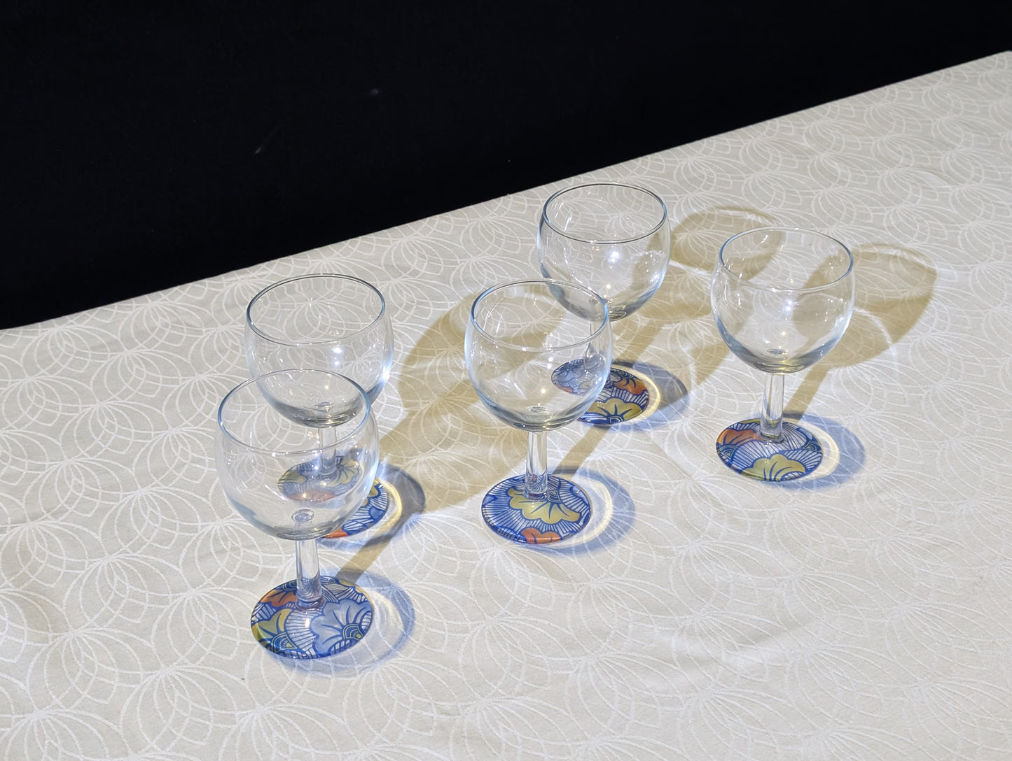 Verre à vin avec disque sous pied au motif WAX "Fleurs de Mariage"