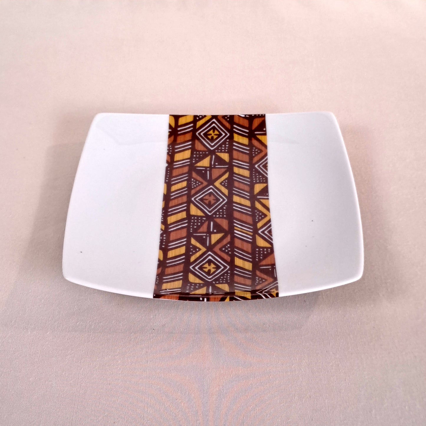 Coffret d'assiettes carrées en porcelaine fine Française fabriquées à la demande avec  motif bande Ethnique d'Afrique "Bogolan" dans coffret de 6