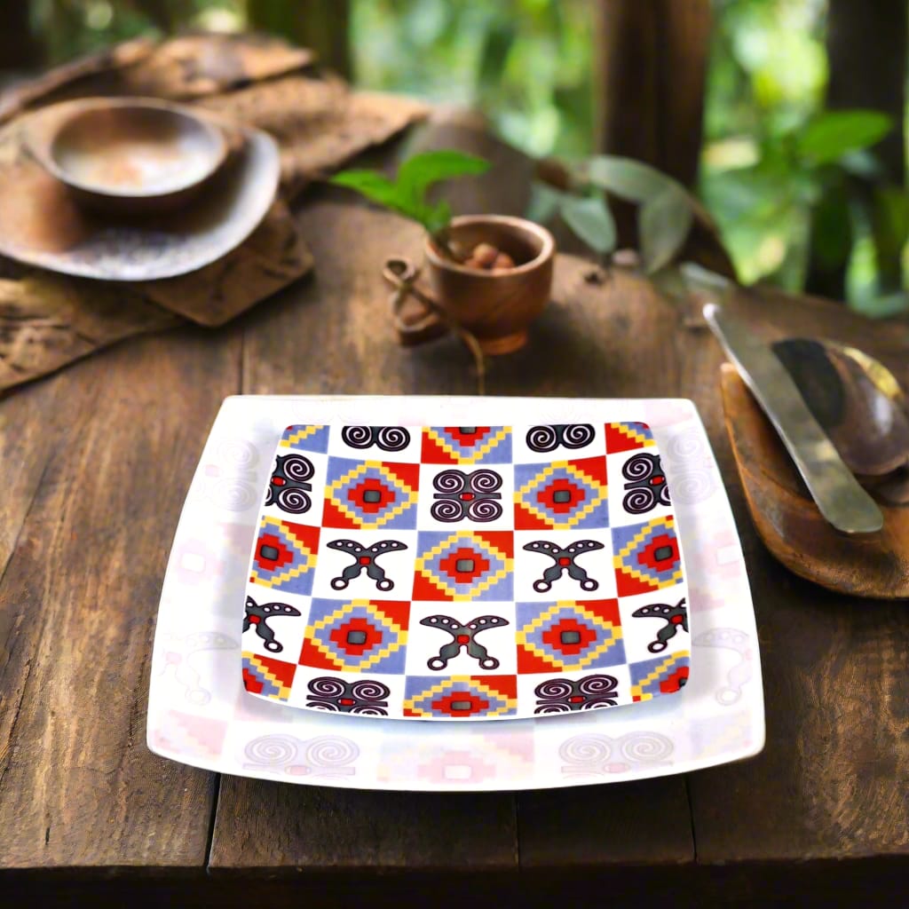 Coffret d'assiettes en porcelaine Française fabriquées à la demande avec  carrées motif plein traditions d'Afrique "Adinkra" du Ghana et de Côtes d'Ivoire dans coffret de 12