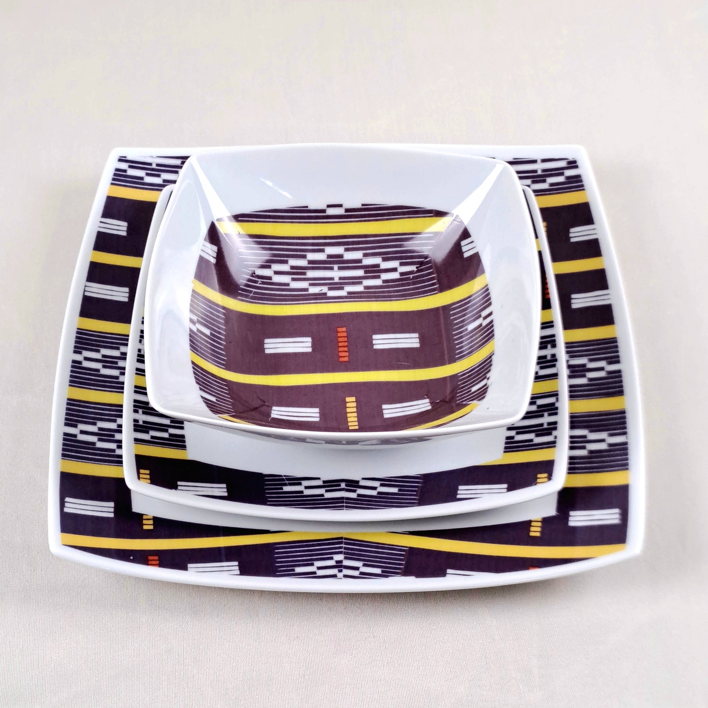 Coffret d'assiettes carrées en porcelaine fine Française fabriquées à la demande avec motif bande Ethnique d'Afrique "Baoulé" de Côte d'Ivoire dans coffret de 6 assiettes