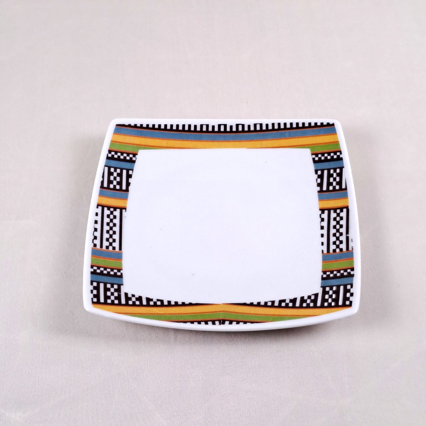 Coffret d'assiettes carrées en porcelaine fine Française fabriquées à la demande avec motif anneau ethnique d'Afrique éléphant "Kounta" ou "Kanta" du Niger, présenté dans un coffret de 6 assiettes
