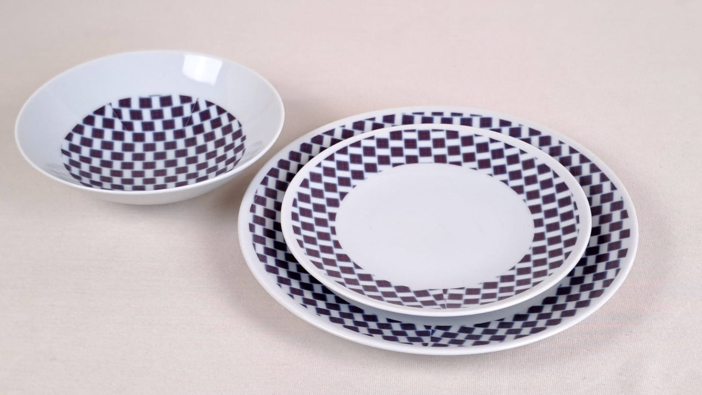 Coffret d'assiettes rondes en porcelaine fine Française fabriquées à la demande avec  motif anneaux larges WAX d'afrique "Ludo Kouin" dans coffret de 6