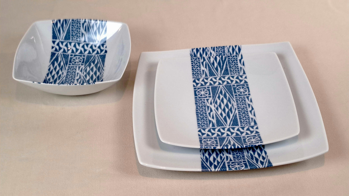 Coffret d'assiettes carrées en porcelaine fine Française fabriquées à la demande avec motif bande ethnique d'Afrique "Ndop" bleu du Cameroun, présenté dans un coffret de 6 assiettes.