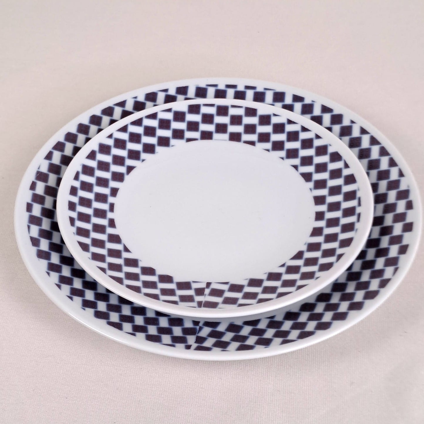 Coffret d'assiettes rondes en porcelaine fine Française fabriquées à la demande avec  motif anneaux larges WAX d'afrique "Ludo Kouin" dans coffret de 6