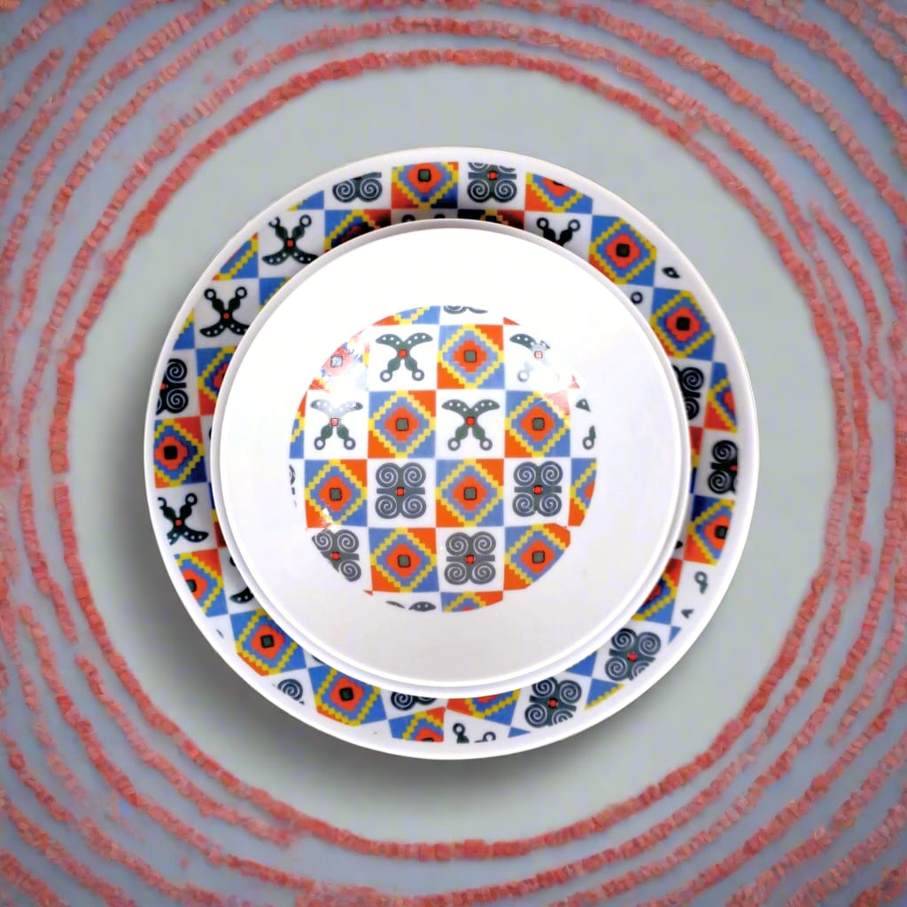 Coffret d'assiettes rondes en porcelaine fine Française fabriquées à la demande avec motif anneaux larges traditions d'afrique "Adinkra" du Ghana et de Côtes d'Ivoire dans coffret de 6 assiettes.