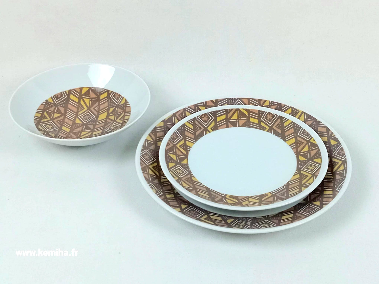 Coffret d'assiettes rondes en porcelaine fine Française fabriquées à la demande avec  motif anneaux larges Ethnique d'Afrique "Bogolan" dans coffret de 6