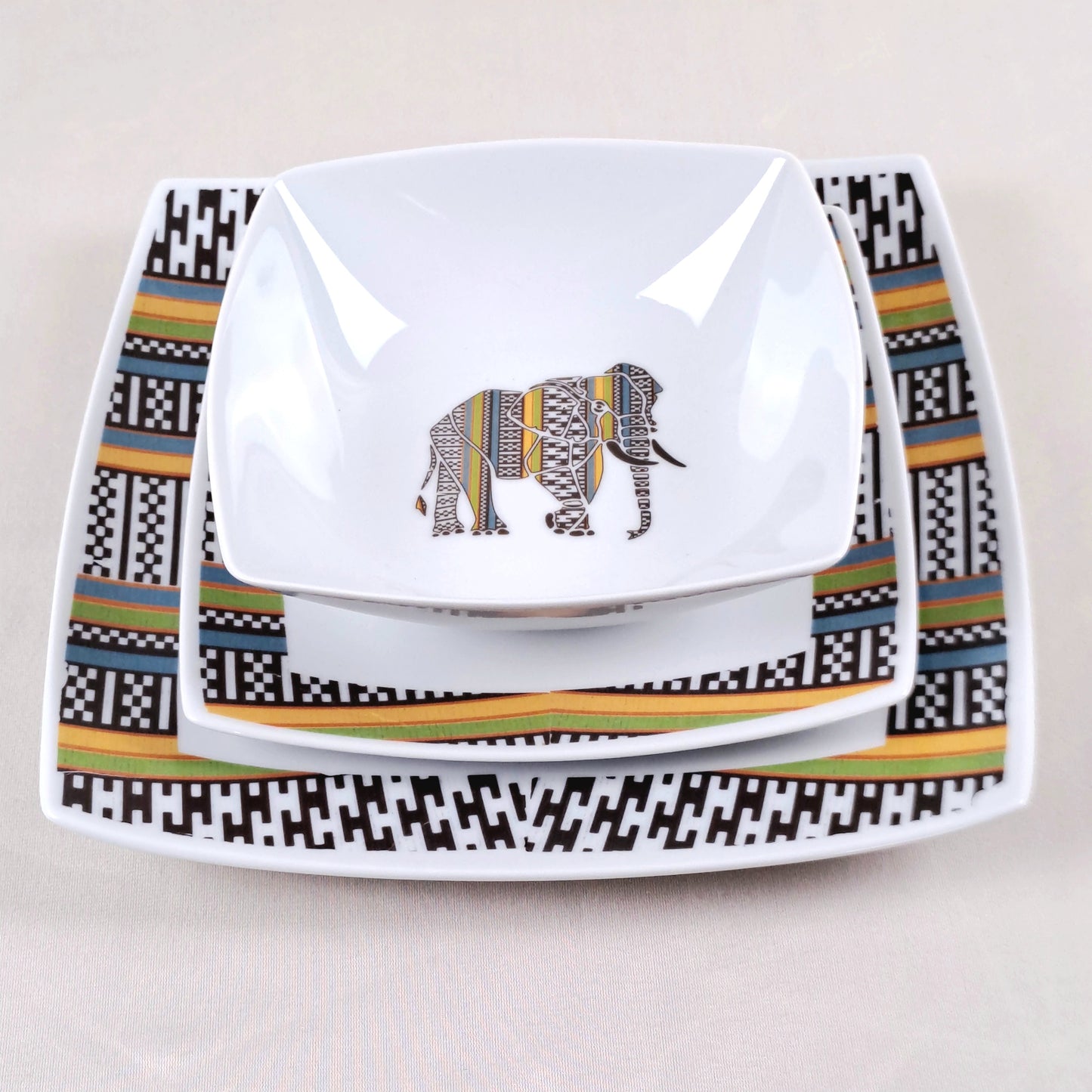 Coffret d'assiettes carrées en porcelaine fine Française fabriquées à la demande avec motif anneau ethnique d'Afrique éléphant "Kounta" ou "Kanta" du Niger, présenté dans un coffret de 6 assiettes