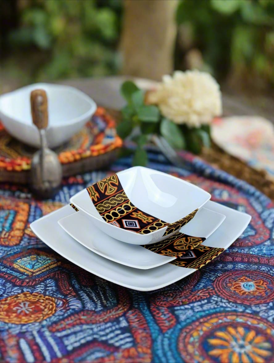 Coffret d'assiettes carrées en porcelaine fine Française fabriquées à la demande avec motif bande ethnique d'Afrique "Ndop" noir du Cameroun, présenté dans un coffret de 6 assiettes.