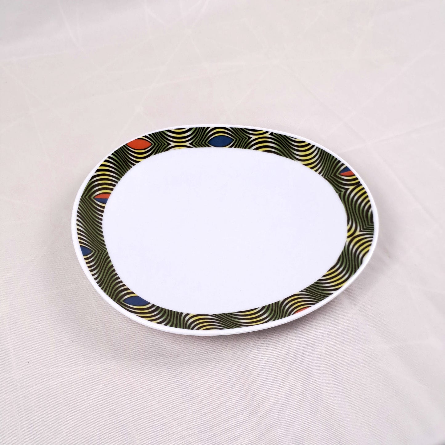 Coffret d'assiettes ovales en porcelaine fine Française fabriquées à la demande avec motif anneau WAX "Oeil de ma rivale" dans coffret de 6 assiettes