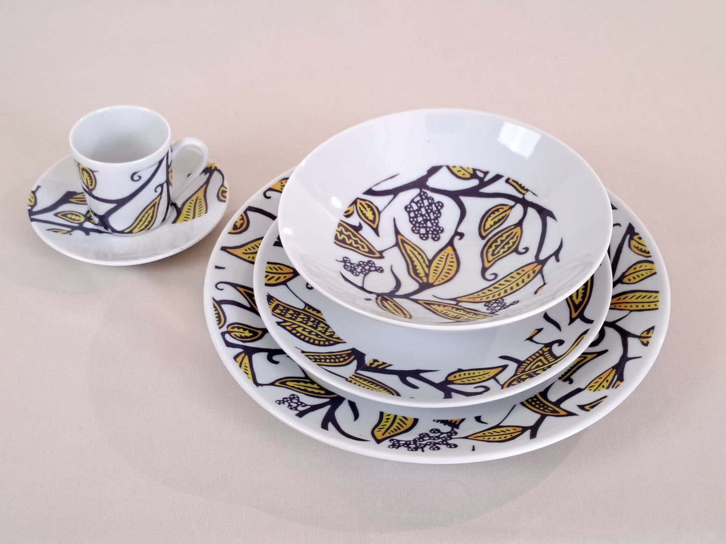 Coffret d'assiettes rondes en porcelaine fine Française fabriquées à la demande avec  motif anneaux larges WAX "Makaïva" dans coffret de 6