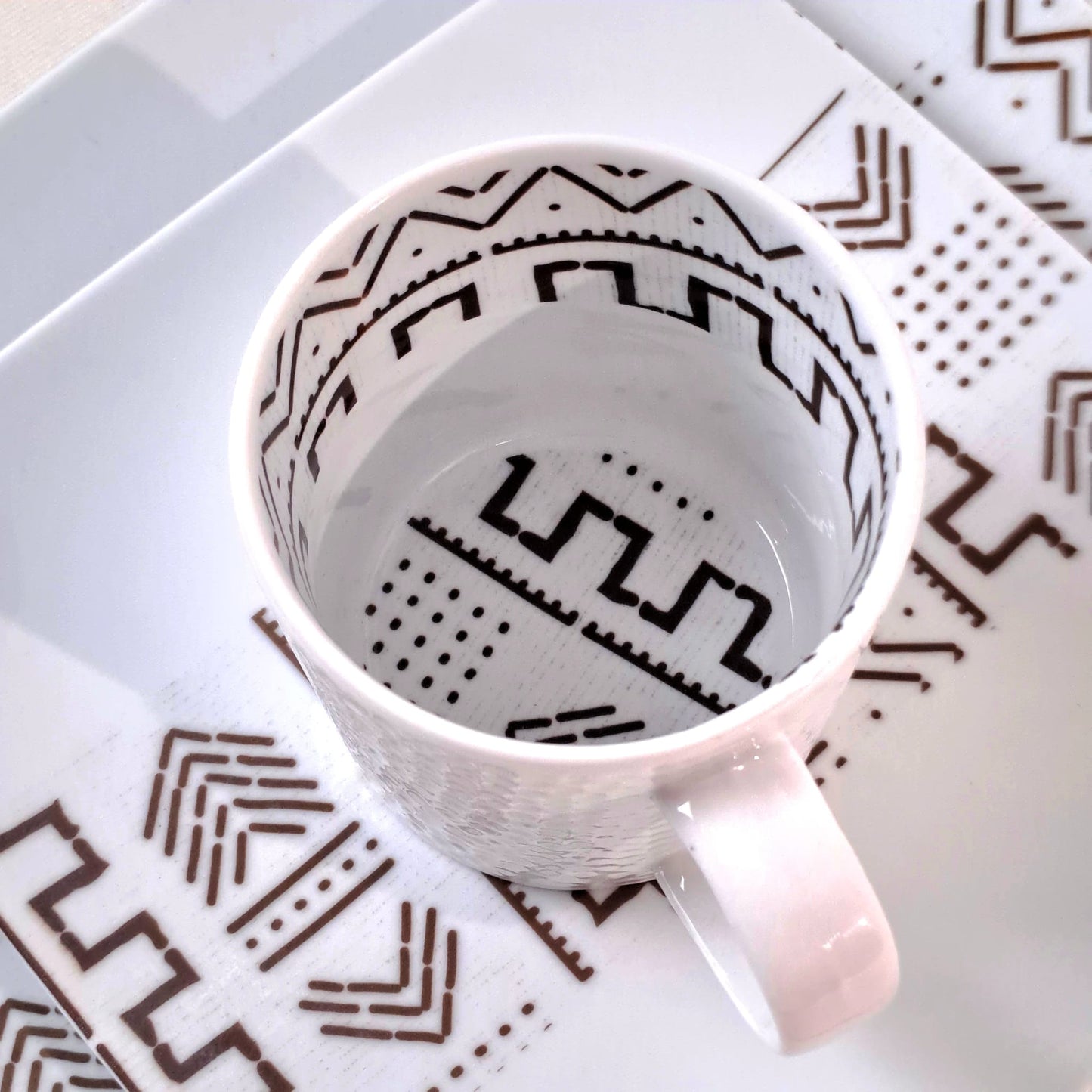 Coffret d'assiettes carrées en porcelaine fine Française fabriquées à la demande avec motif bande ethnique d'Afrique "#kente ou Kita" 2 du Ghana et Togo, présenté dans un coffret de 6 assiettes.