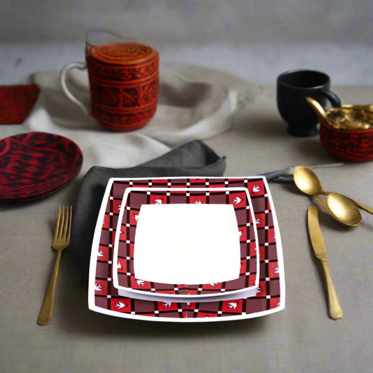 Coffret d'assiettes carrées en porcelaine fine Française fabriquées à la demande avec motif bande Ethnique d'Afrique "Lwili-Pende" du Burkina Faso dans coffret cadeau de 6 assiettes.