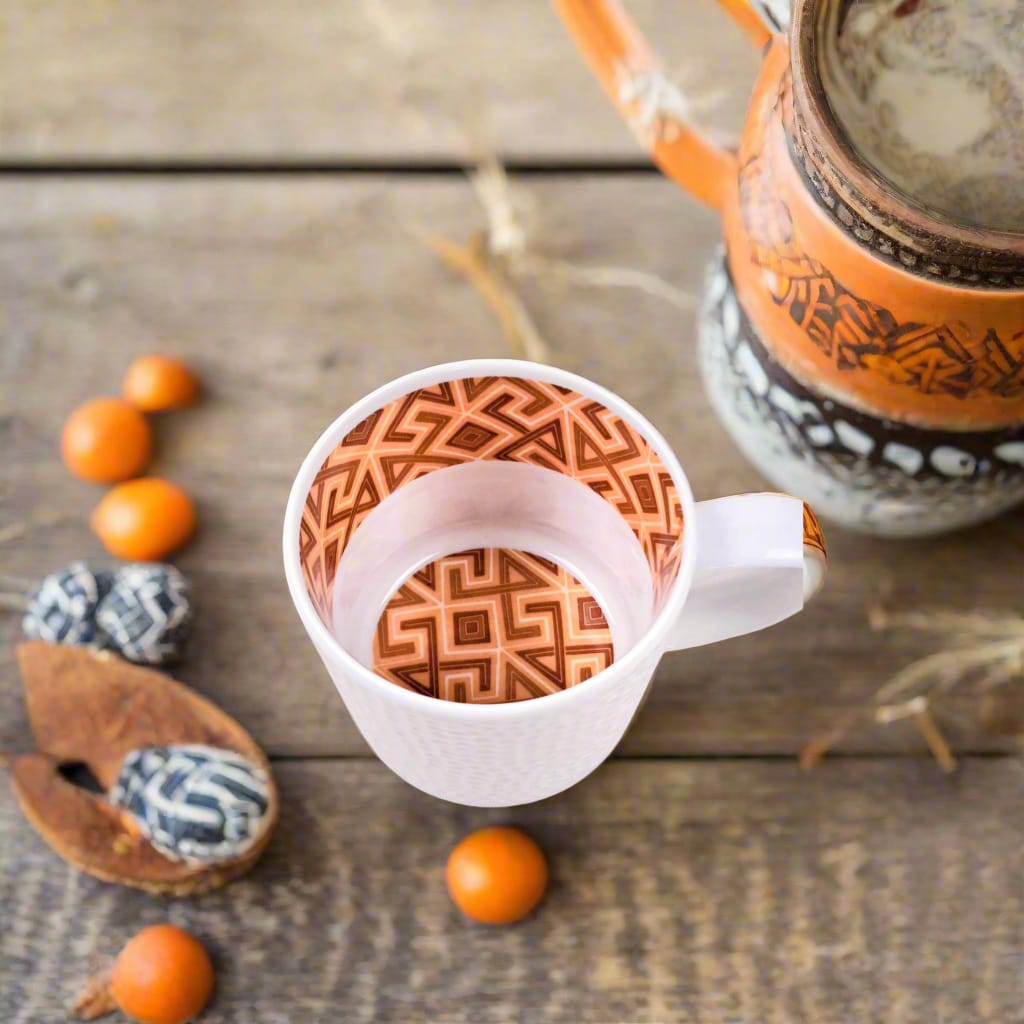 Mug grenaille à l'extérieur, motif à l'intérieur en porcelaine fine Française fabriquée à la demande avec soucoupe motif bande ethnique d'Afrique "#Ntshak (du peuple Kuba Ethnie shouwa du Congo)