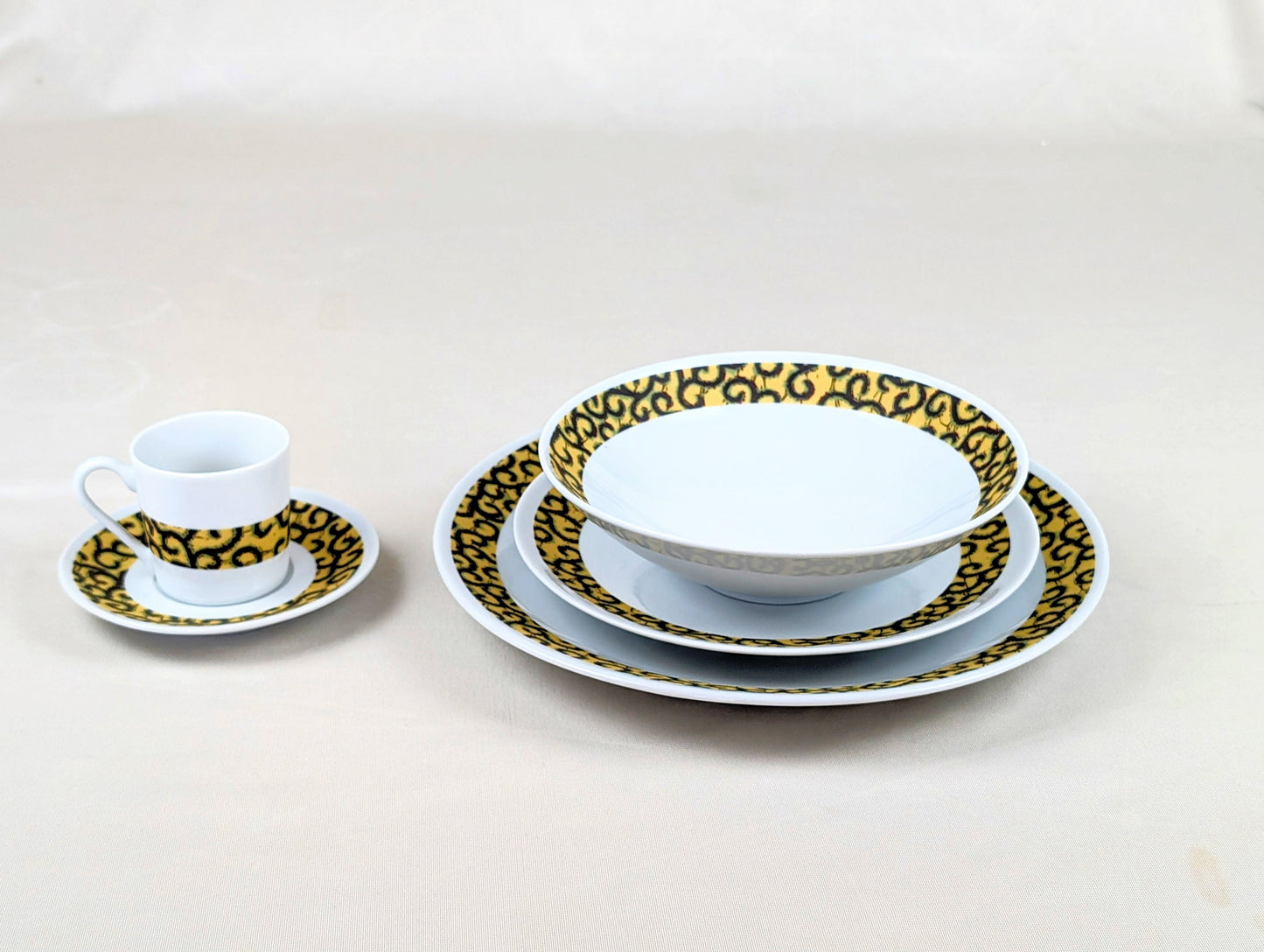 Coffret d'assiettes rondes en porcelaine fine Française fabriquées à la demande avec motif anneaux fins WAX d'afrique "Macaroni ou Conseiller" jaune dans coffret de 6 assiettes.