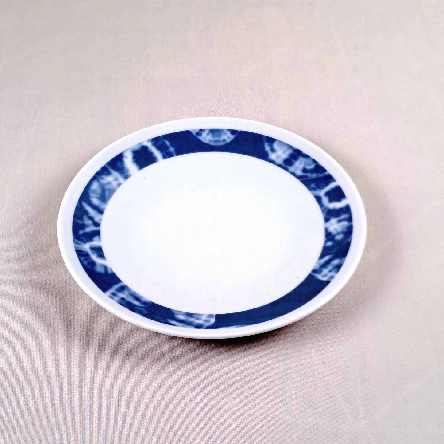 Coffret d'assiettes rondes en porcelaine fine Française fabriquées à la demande avec motif anneaux larges ethnique d'Afrique "Indigo" bleu dans coffret de 6 assiettes