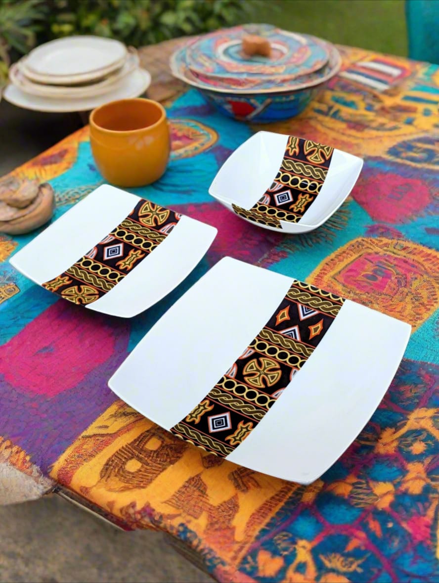Coffret d'assiettes carrées en porcelaine fine Française fabriquées à la demande avec motif bande ethnique d'Afrique "Ndop" noir du Cameroun, présenté dans un coffret de 6 assiettes.