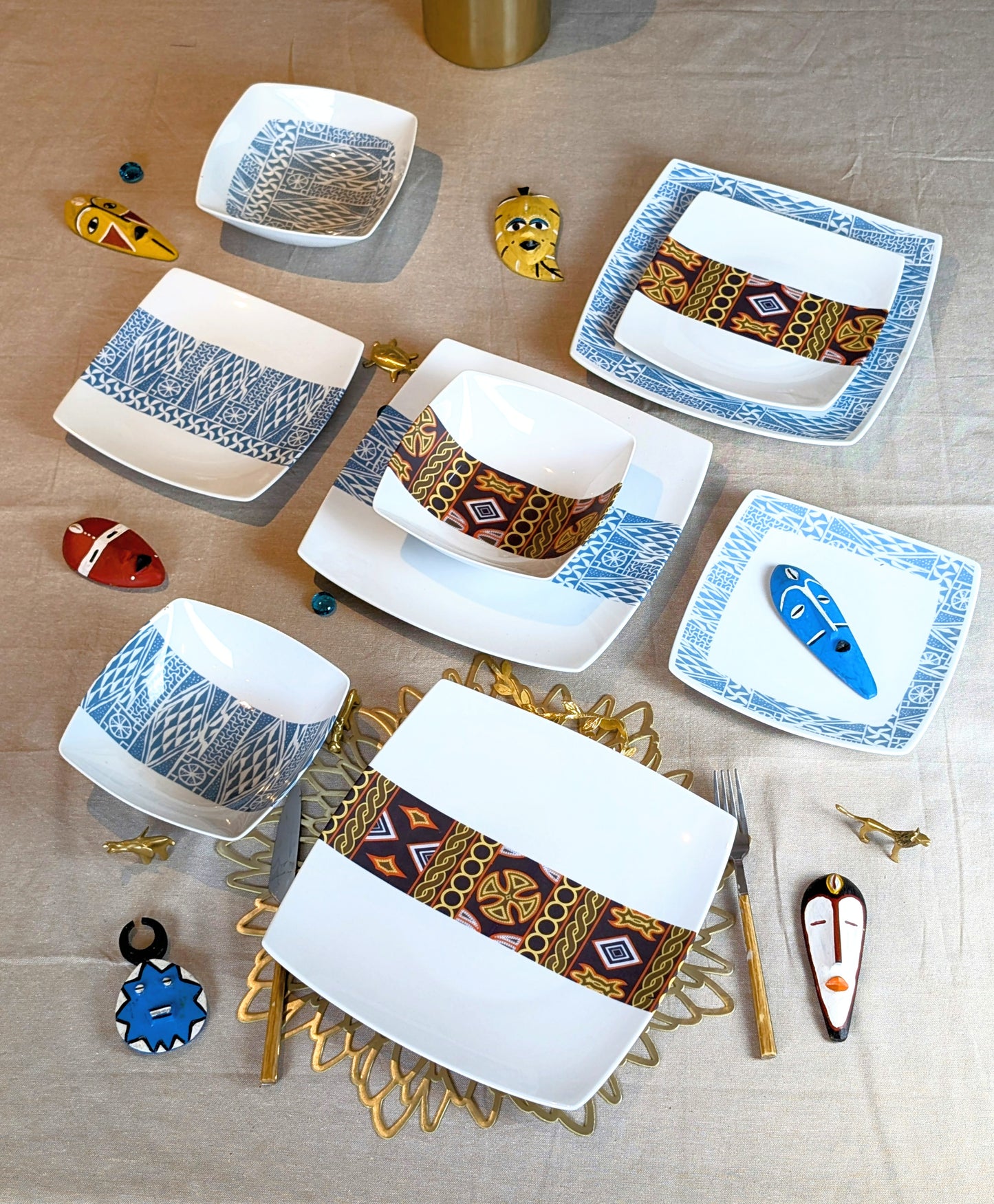 Coffret d'assiettes carrées en porcelaine fine Française fabriquées à la demande avec motif bande ethnique d'Afrique "Ndop" bleu du Cameroun, présenté dans un coffret de 6 assiettes.
