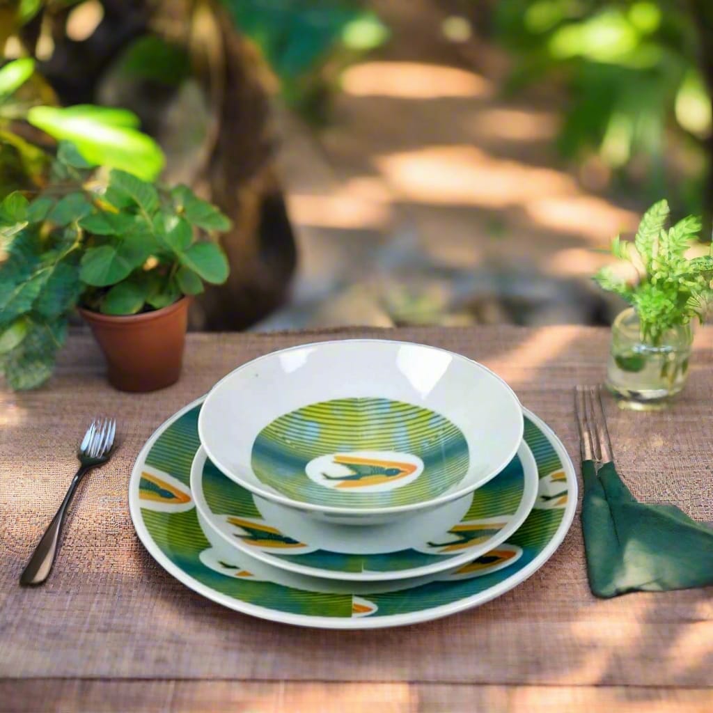 Assiettes en porcelaine fine – Motif africain WAX 'Hirondelles' – Fabrication française personnalisée