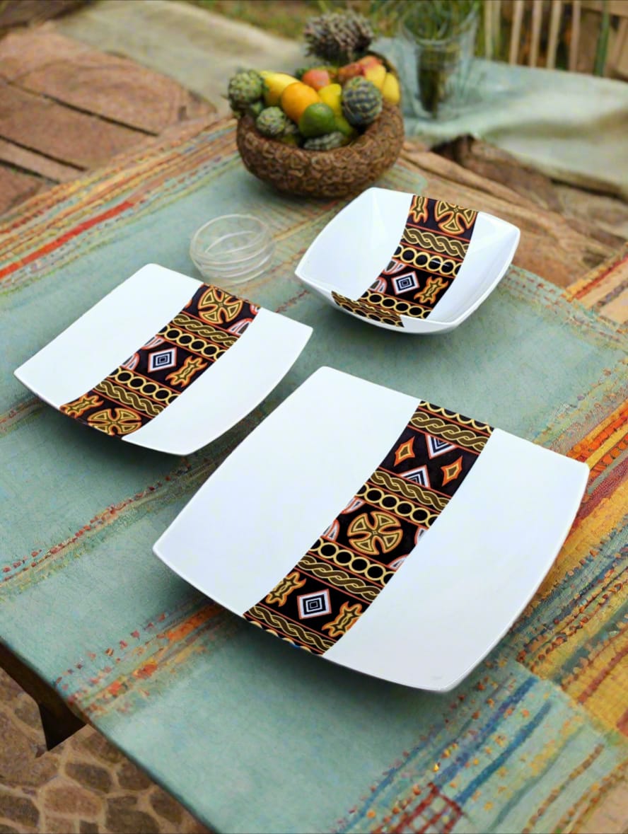 Coffret d'assiettes carrées en porcelaine fine Française fabriquées à la demande avec motif bande ethnique d'Afrique "Ndop" noir du Cameroun, présenté dans un coffret de 6 assiettes.