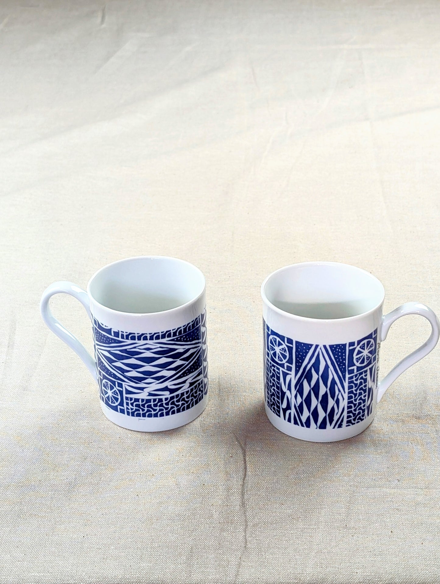 Mug en porcelaine fine Française fabriqué à la demande, motif d'Afrique, camerounais extérieur bleu "Ndop"
