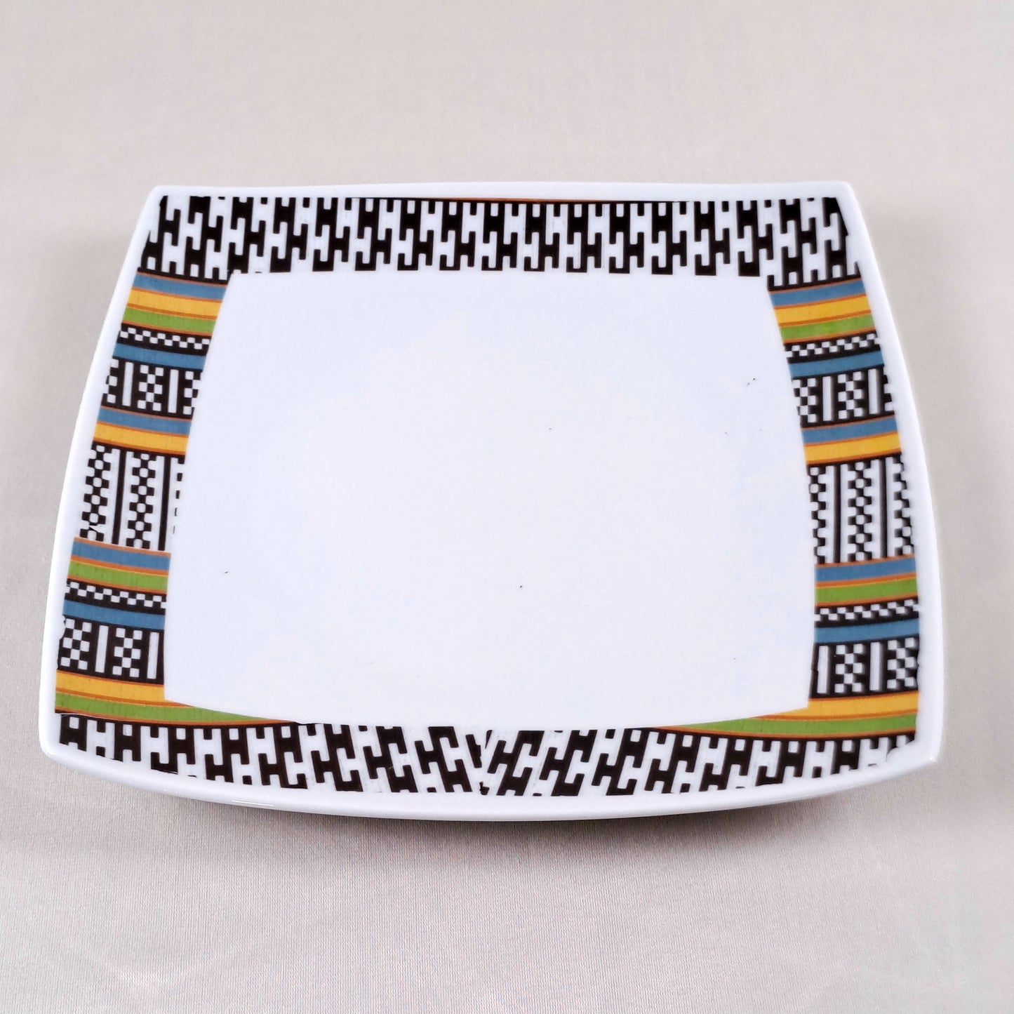 Coffret d'assiettes carrées en porcelaine fine Française fabriquées à la demande avec motif anneau ethnique d'Afrique éléphant "Kounta" ou "Kanta" du Niger, présenté dans un coffret de 6 assiettes